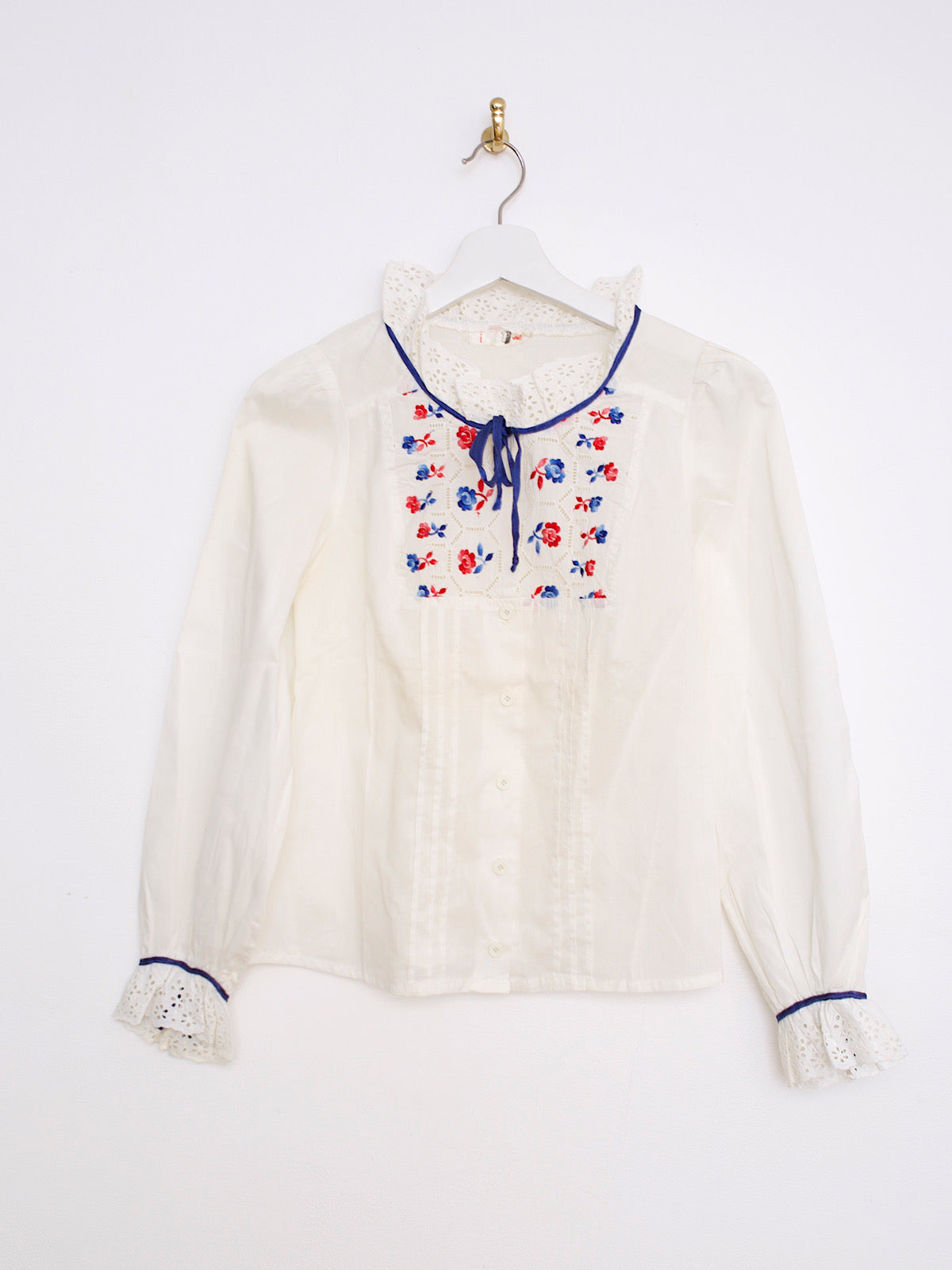 70s cream cotton blouse embroidered flowers and lace