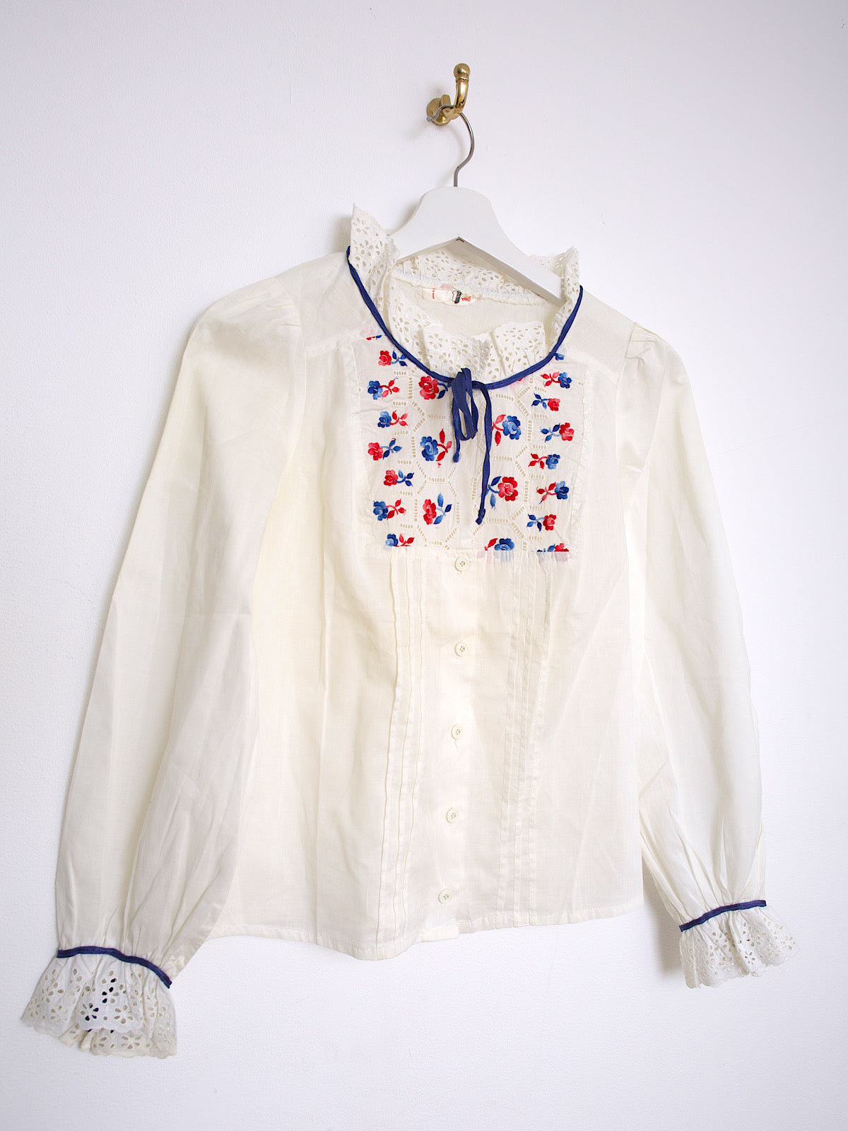 70s cream cotton blouse embroidered flowers and lace