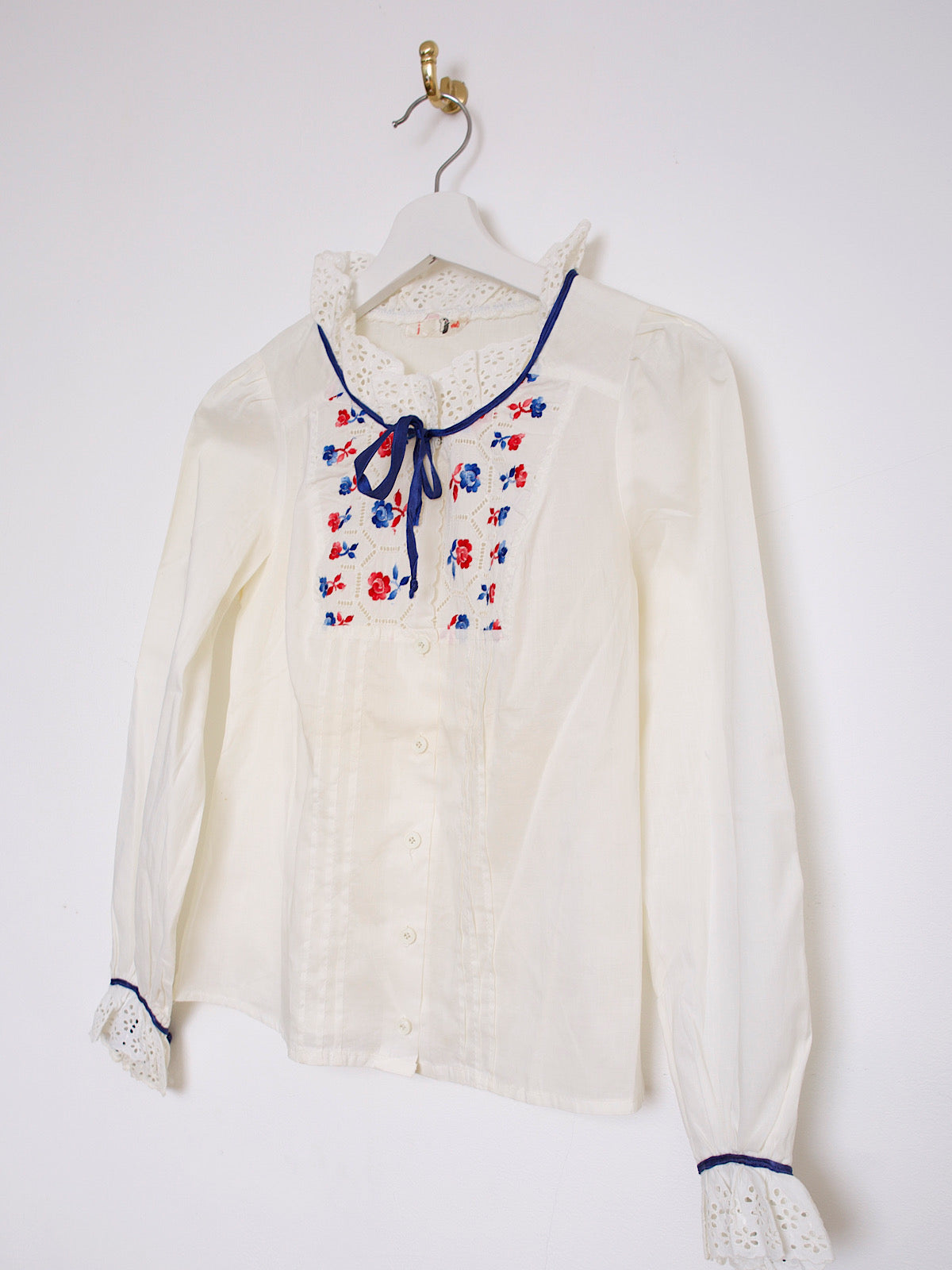 70s cream cotton blouse embroidered flowers and lace