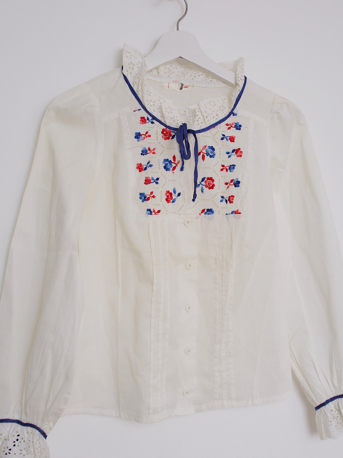 70s cream cotton blouse embroidered flowers and lace