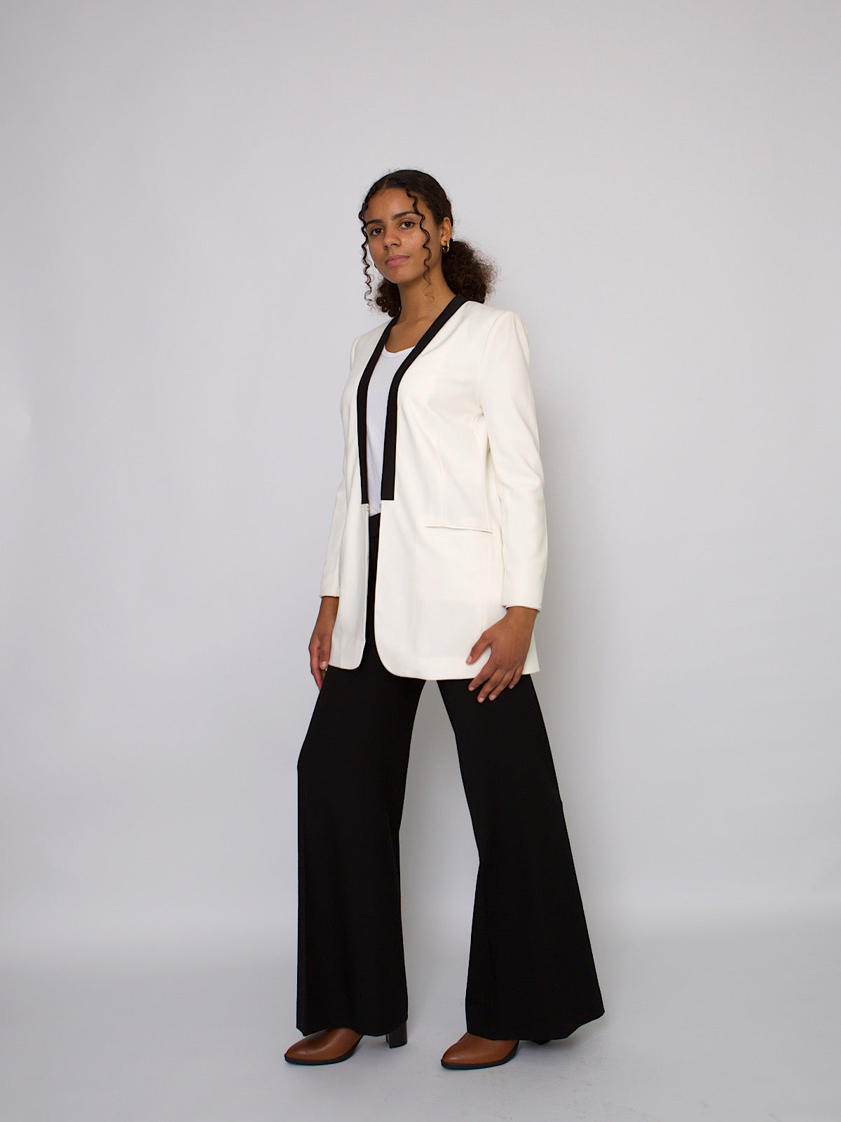 90s vintage smart black & white blazer by BCBG Maxazria