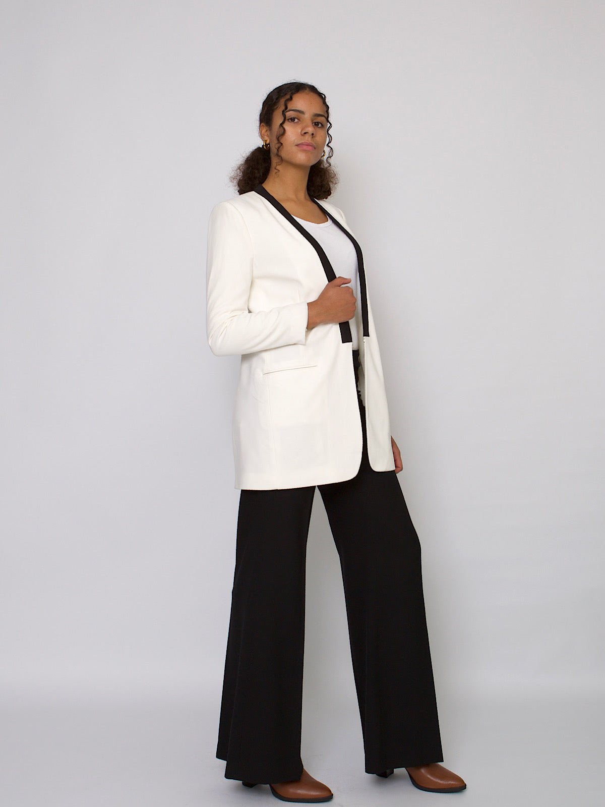 90s vintage smart black & white blazer by BCBG Maxazria