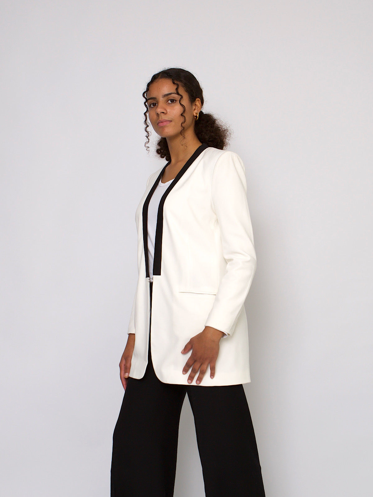 90s vintage smart black & white blazer by BCBG Maxazria